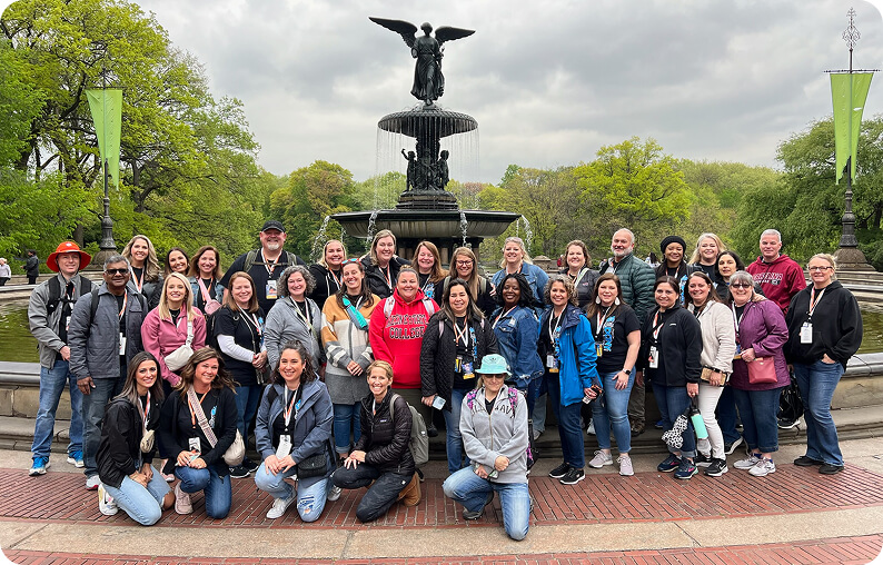 Group of travelers in front of a fountain